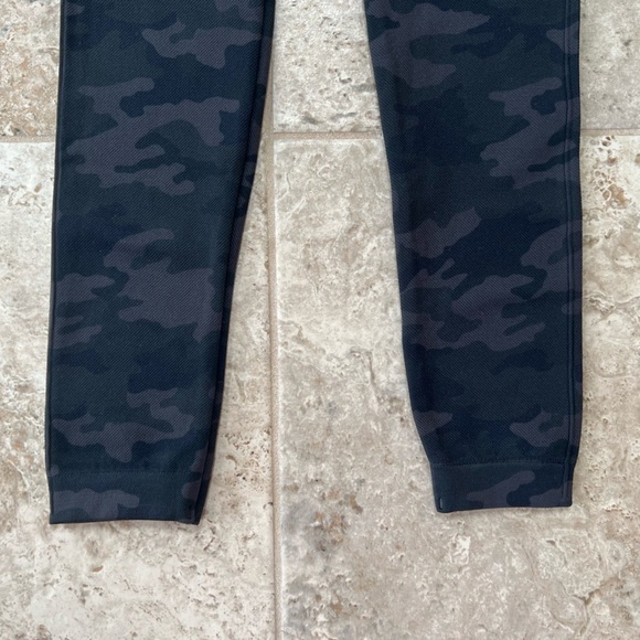 SPANX 'Look at Me Now' Seamless Camo Leggings, Size S - Picture 4 of 7